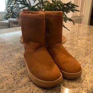UGG Classic Short WATERPROOF Boot
Chestnut Suede Sheepskin Vibram NonSlip